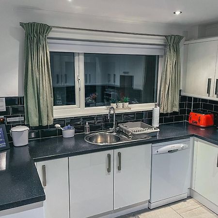 Staybynumbers - Spacious Three Bed House Royal Hillsborough Exteriör bild