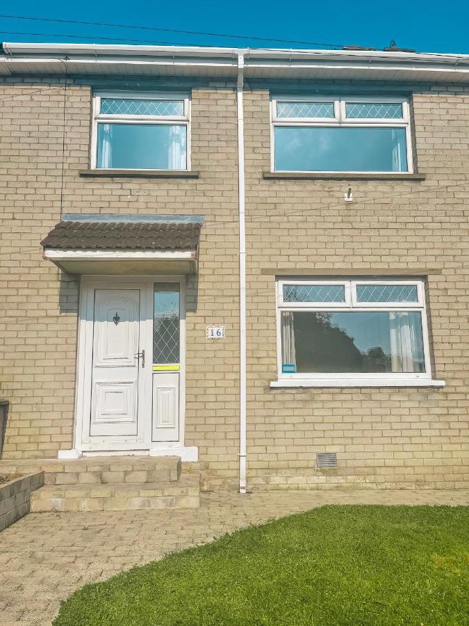 Staybynumbers - Spacious Three Bed House Royal Hillsborough Exteriör bild
