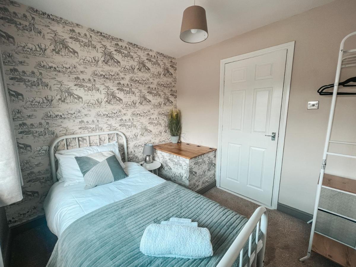 Staybynumbers - Spacious Three Bed House Royal Hillsborough Exteriör bild