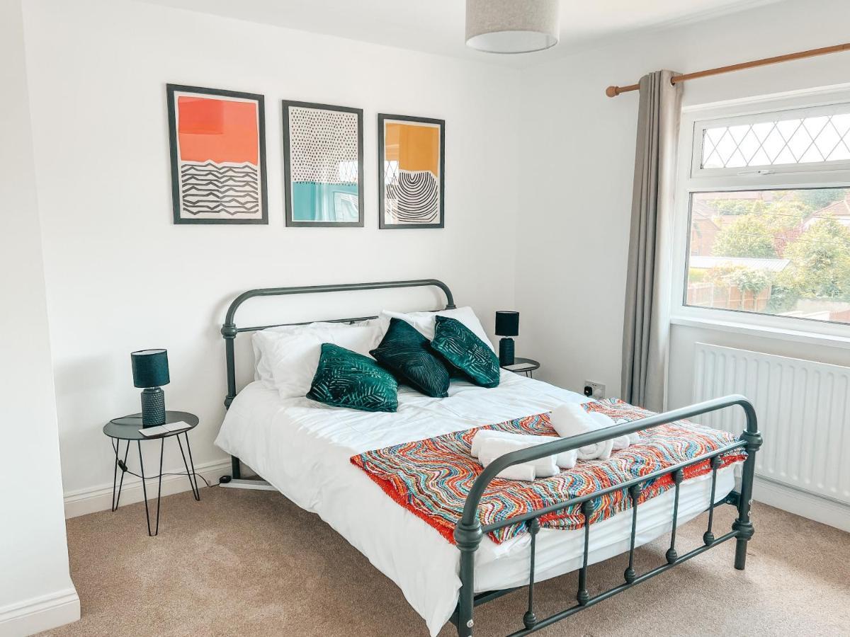 Staybynumbers - Spacious Three Bed House Royal Hillsborough Exteriör bild