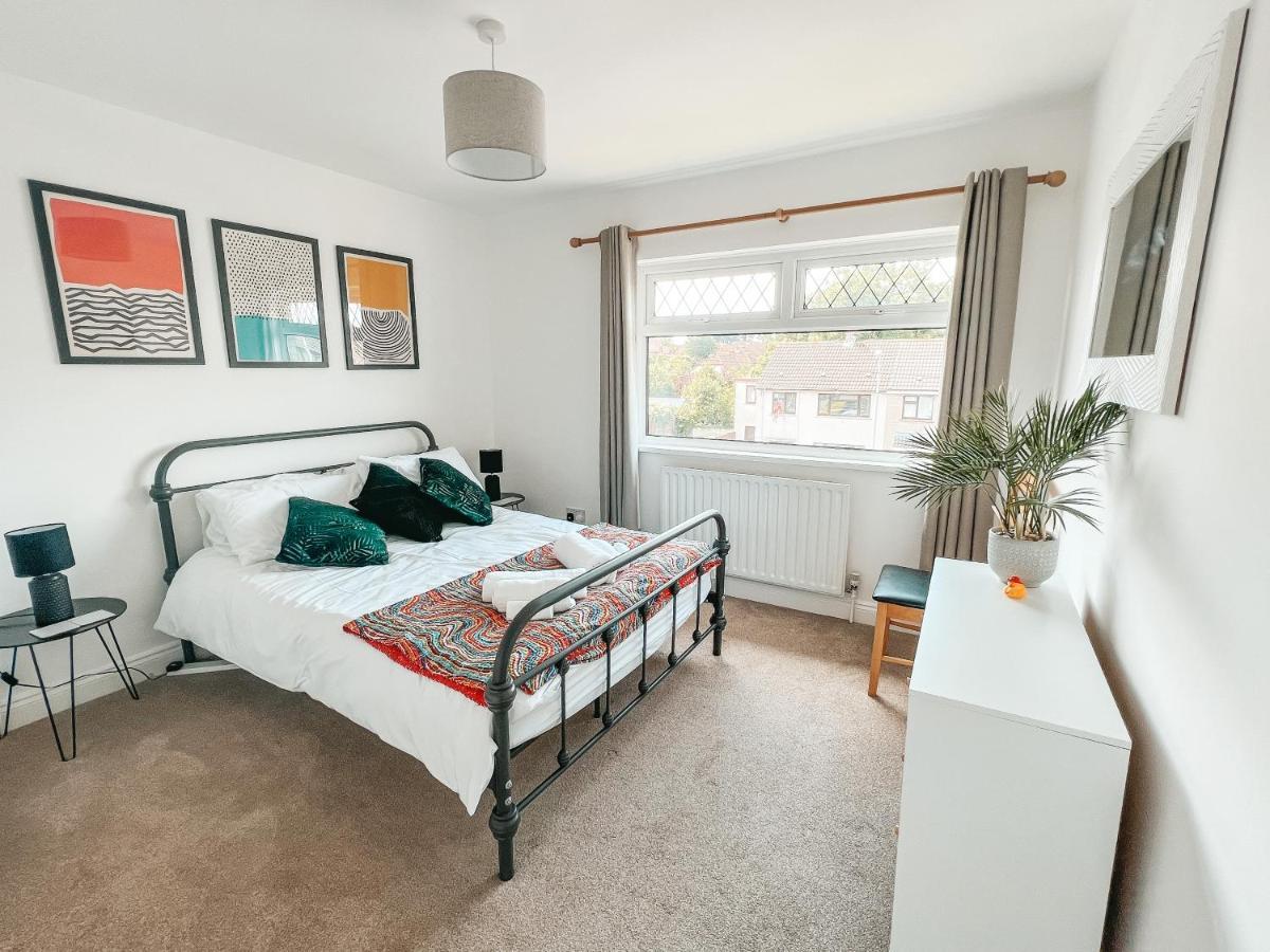 Staybynumbers - Spacious Three Bed House Royal Hillsborough Exteriör bild