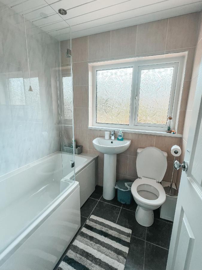 Staybynumbers - Spacious Three Bed House Royal Hillsborough Exteriör bild