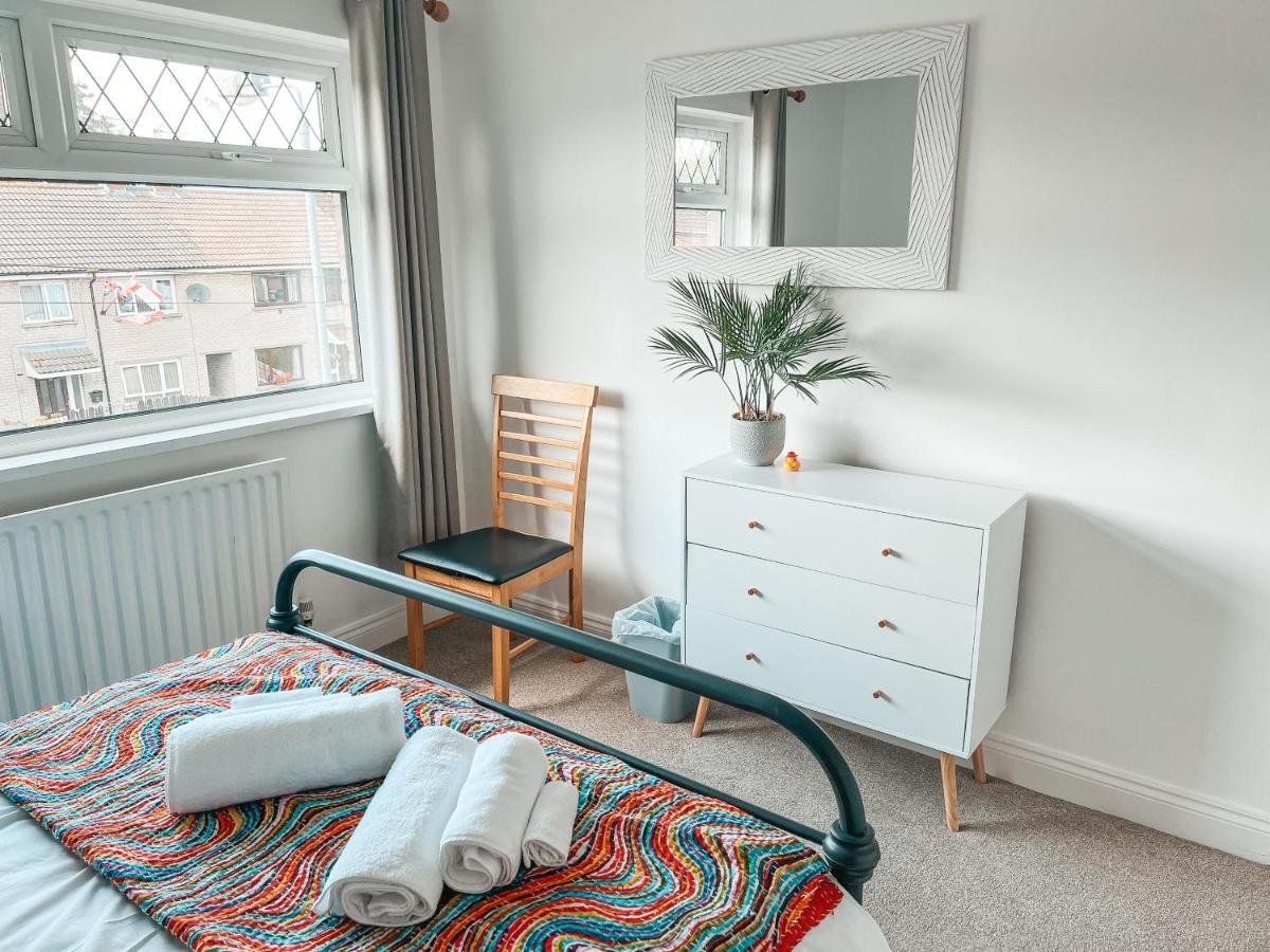 Staybynumbers - Spacious Three Bed House Royal Hillsborough Exteriör bild