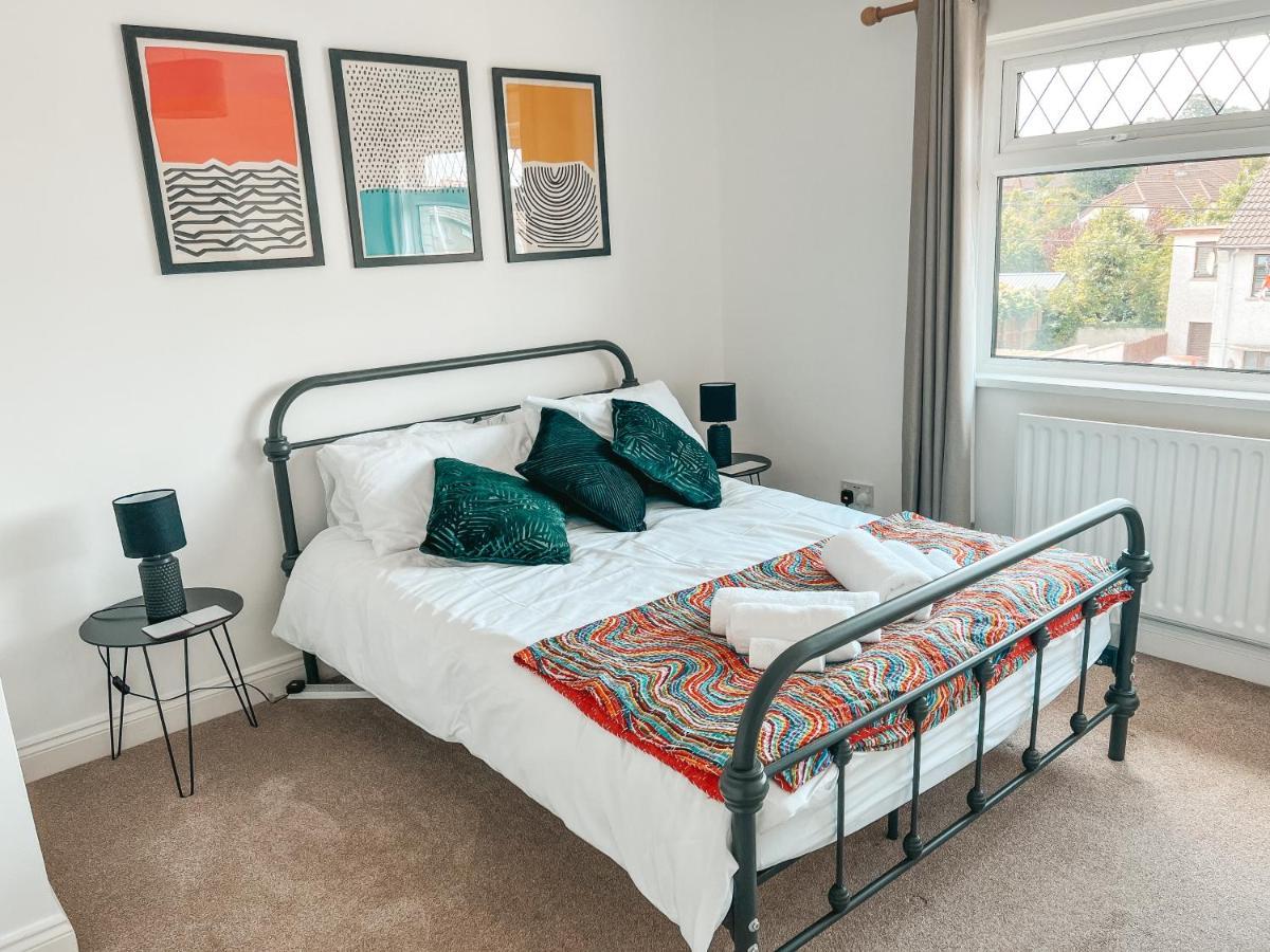 Staybynumbers - Spacious Three Bed House Royal Hillsborough Exteriör bild