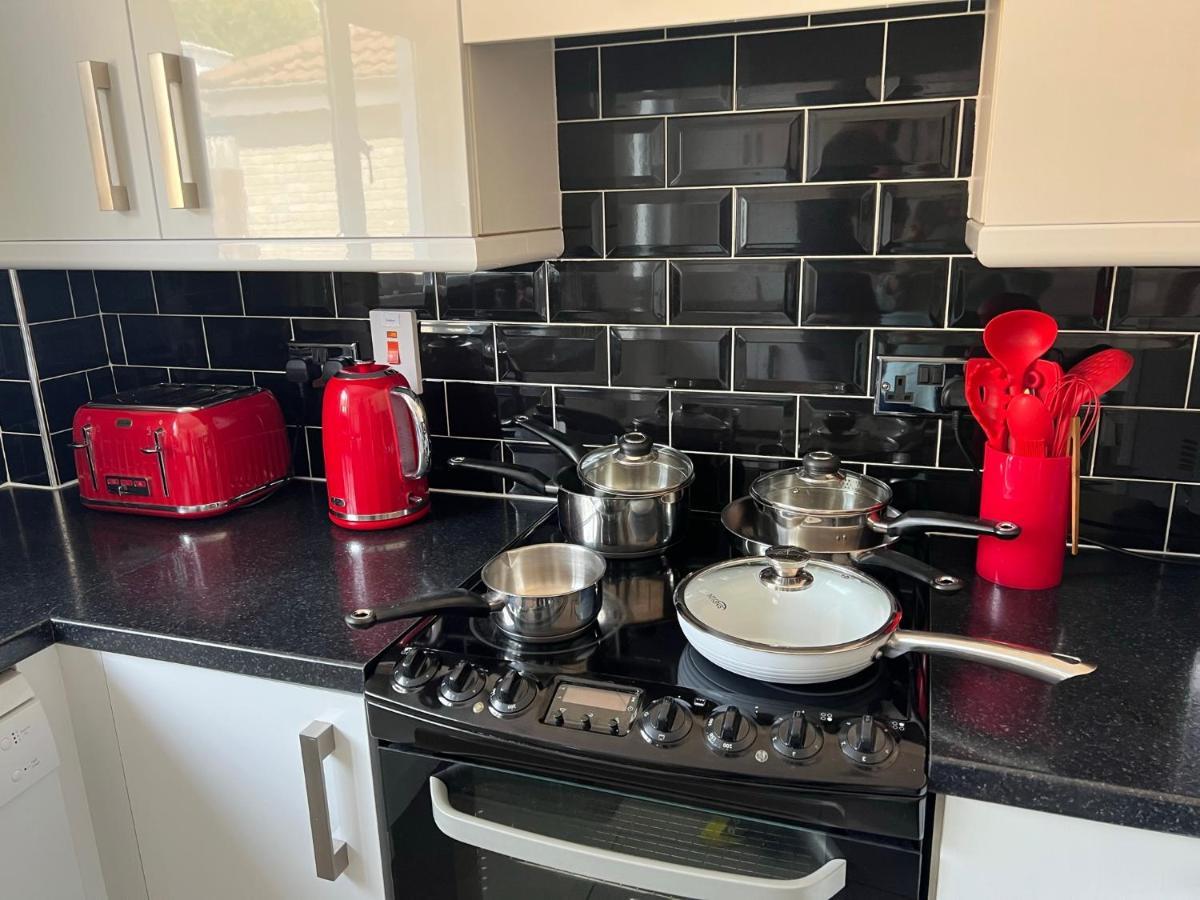 Staybynumbers - Spacious Three Bed House Royal Hillsborough Exteriör bild