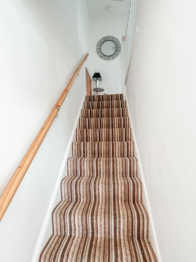 Staybynumbers - Spacious Three Bed House Royal Hillsborough Exteriör bild