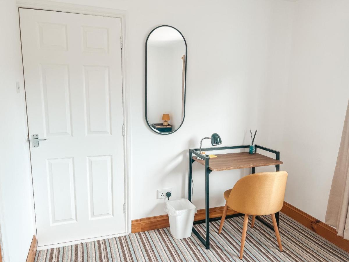 Staybynumbers - Spacious Three Bed House Royal Hillsborough Exteriör bild