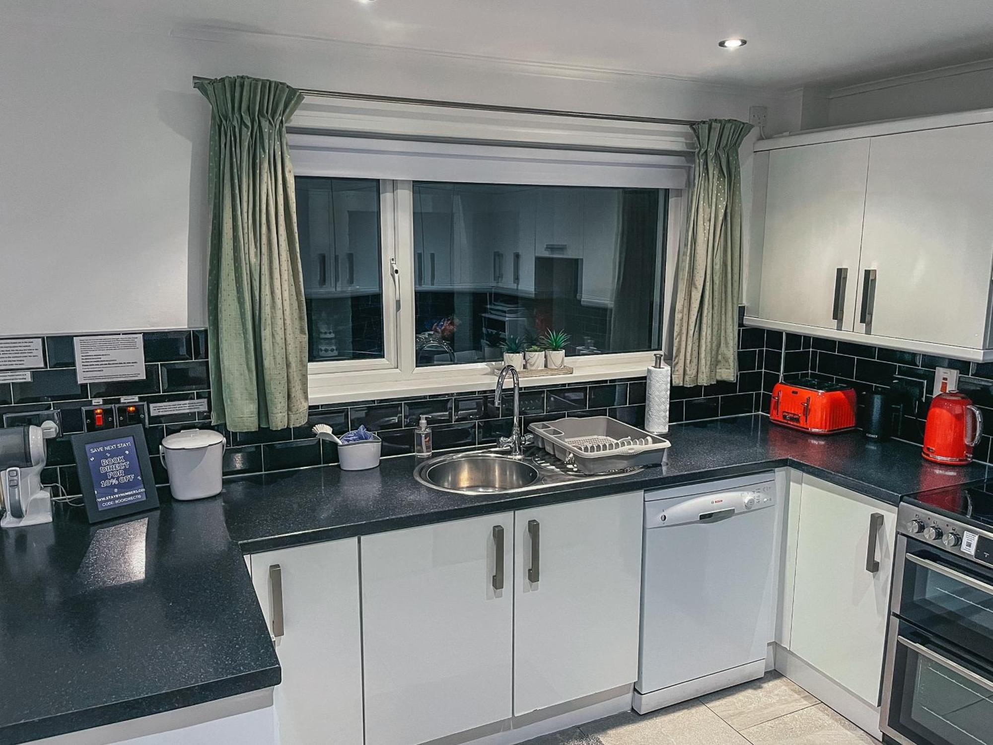 Staybynumbers - Spacious Three Bed House Royal Hillsborough Exteriör bild
