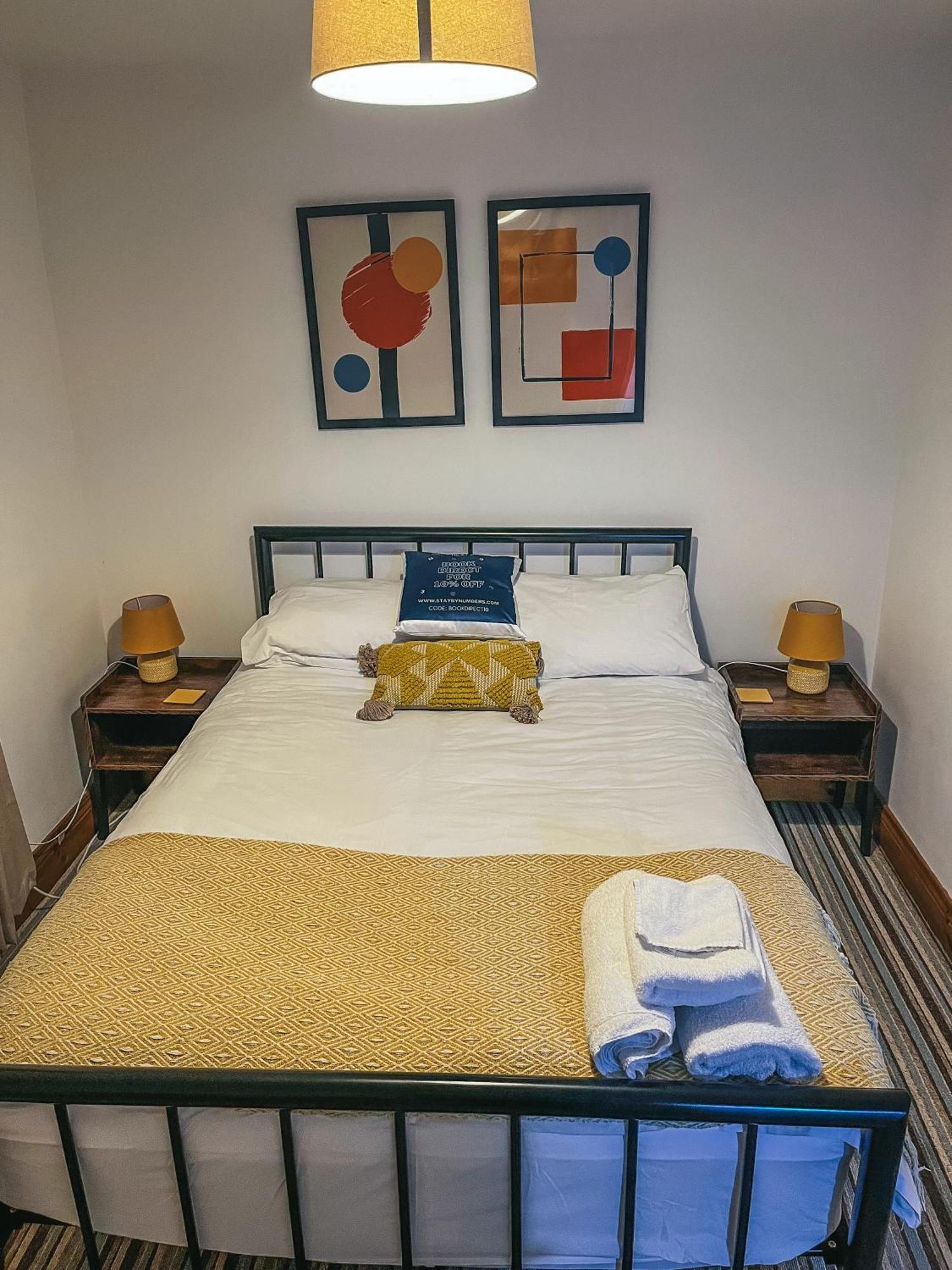 Staybynumbers - Spacious Three Bed House Royal Hillsborough Exteriör bild